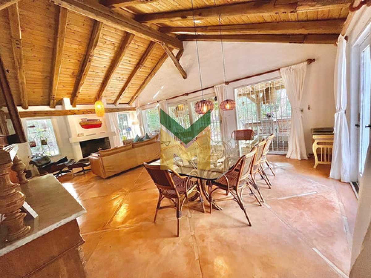 Casa ID.6830 - Hermosa Casa Con Piscina Climatizada, Enorme Jardín, De 5 Dormitorios, 2 En Suite, 2 En Semi Suite Y Dorm. De Serv. Completo, Cocina Definida Y Parrillero Integrado.