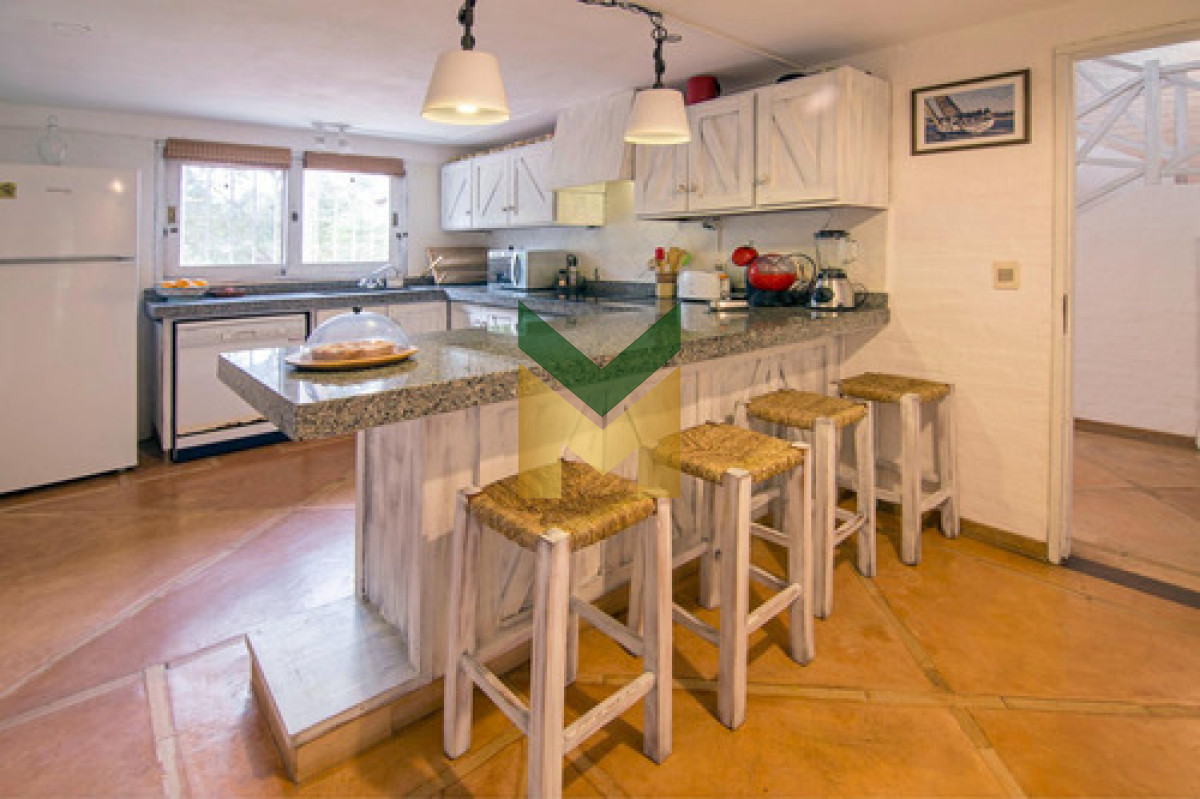 Casa ID.6830 - Hermosa Casa Con Piscina Climatizada, Enorme Jardín, De 5 Dormitorios, 2 En Suite, 2 En Semi Suite Y Dorm. De Serv. Completo, Cocina Definida Y Parrillero Integrado.