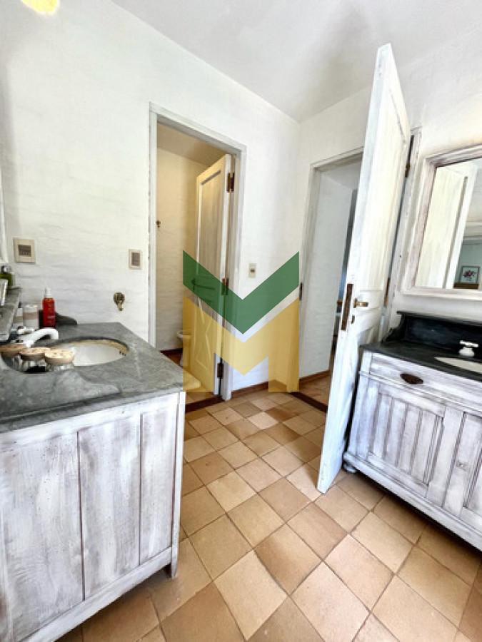 Casa ID.6830 - Hermosa Casa Con Piscina Climatizada, Enorme Jardín, De 5 Dormitorios, 2 En Suite, 2 En Semi Suite Y Dorm. De Serv. Completo, Cocina Definida Y Parrillero Integrado.