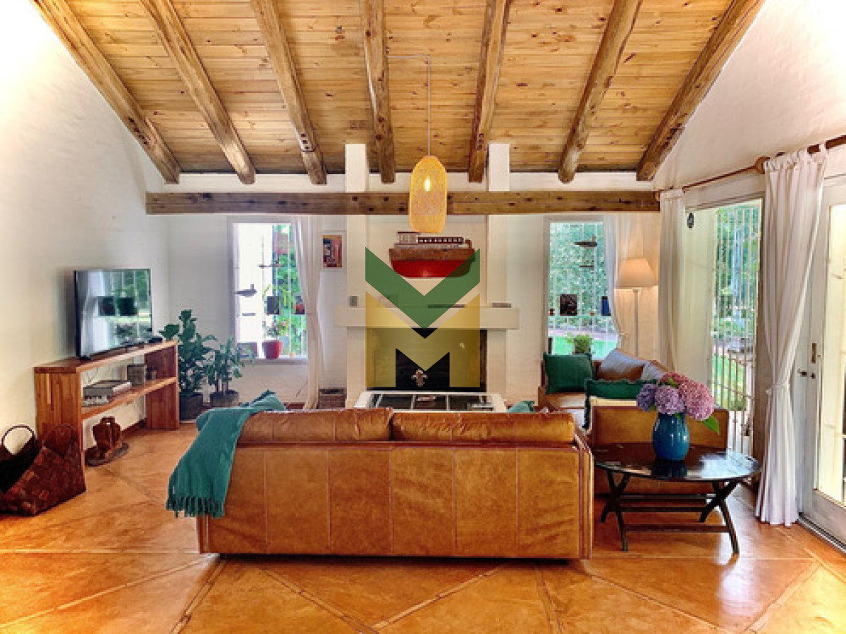 Casa ID.6830 - Hermosa Casa Con Piscina Climatizada, Enorme Jardín, De 5 Dormitorios, 2 En Suite, 2 En Semi Suite Y Dorm. De Serv. Completo, Cocina Definida Y Parrillero Integrado.