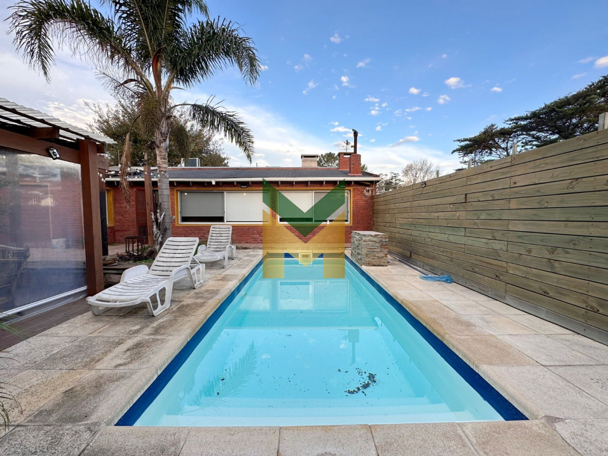 Casa ID.5877 - Casa en venta Playa Mansa - 4 dormitorios 