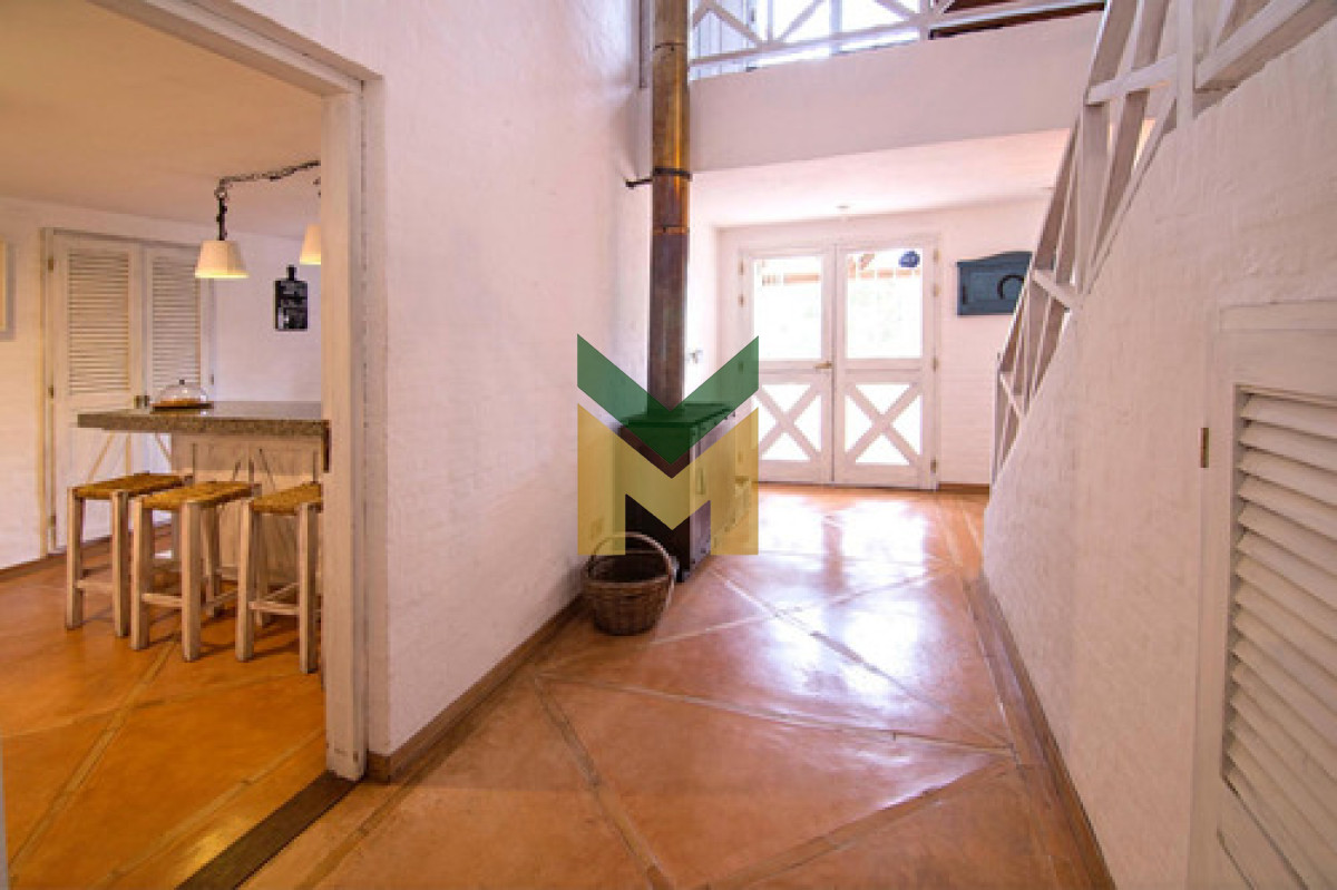 Casa ID.6830 - Hermosa Casa Con Piscina Climatizada, Enorme Jardín, De 5 Dormitorios, 2 En Suite, 2 En Semi Suite Y Dorm. De Serv. Completo, Cocina Definida Y Parrillero Integrado.