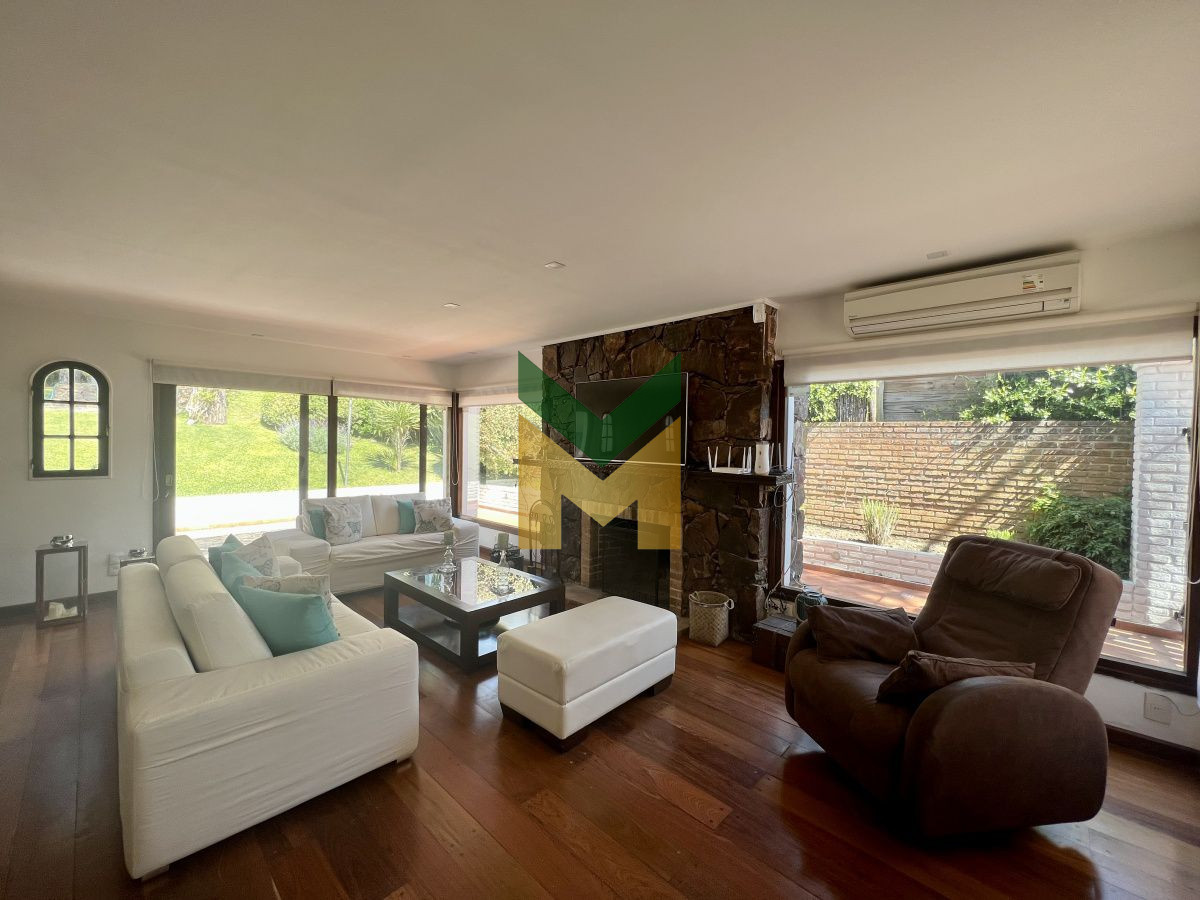 Casa ID.55 - Casa en alquiler anual 3 Dormitorios + Dependecia con baño.