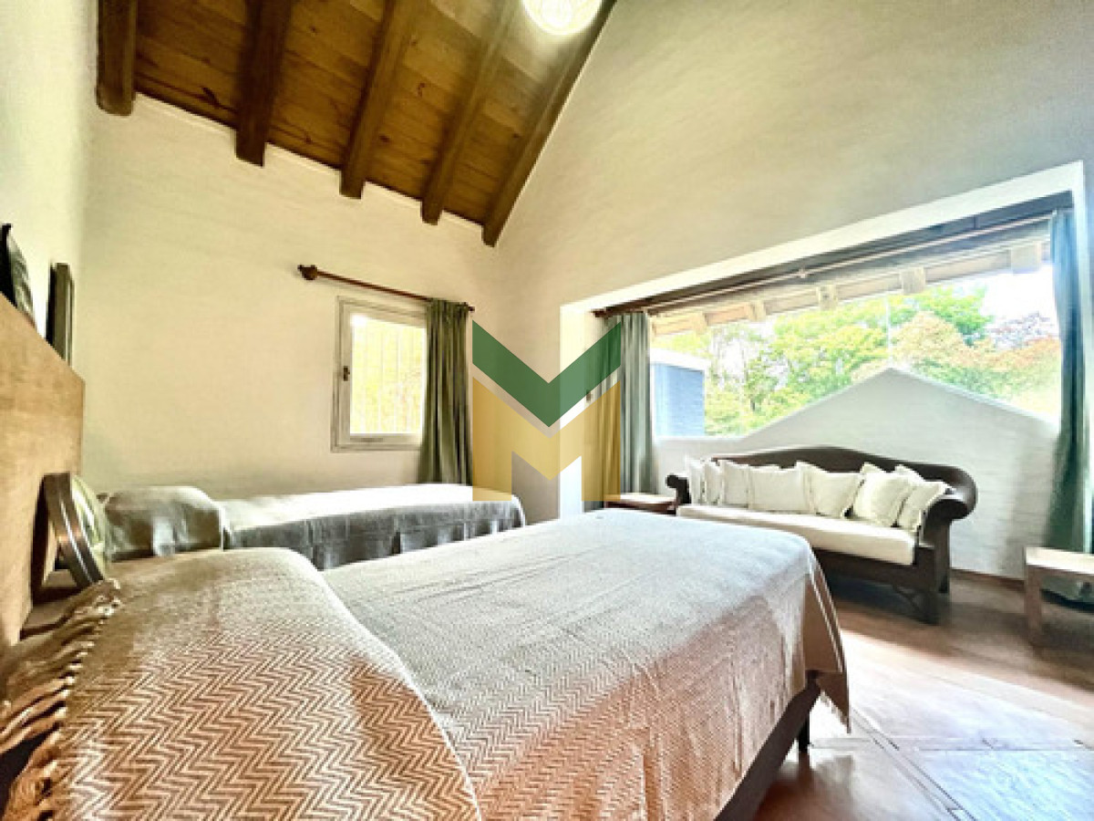Casa ID.6830 - Hermosa Casa Con Piscina Climatizada, Enorme Jardín, De 5 Dormitorios, 2 En Suite, 2 En Semi Suite Y Dorm. De Serv. Completo, Cocina Definida Y Parrillero Integrado.