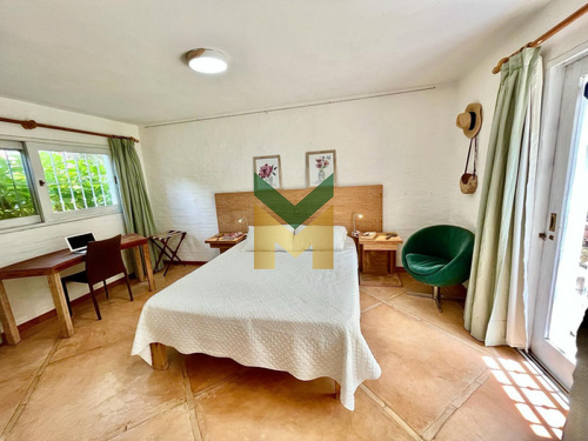 Casa ID.6830 - Hermosa Casa Con Piscina Climatizada, Enorme Jardín, De 5 Dormitorios, 2 En Suite, 2 En Semi Suite Y Dorm. De Serv. Completo, Cocina Definida Y Parrillero Integrado.