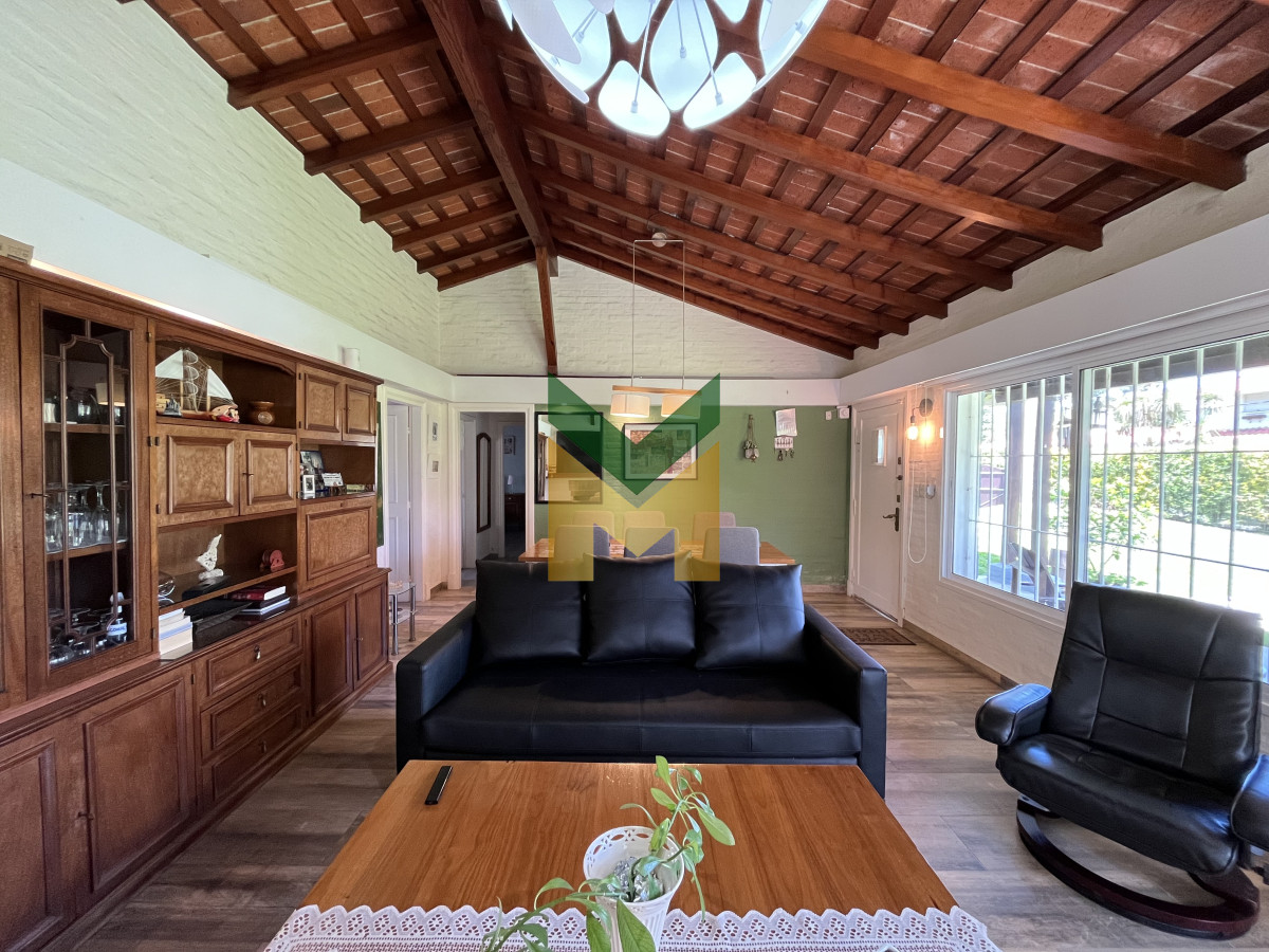 Casa ID.6961 - Casa de 4 dormitorios - Playa Mansa, Barbacoa, Piscina Climatizada.