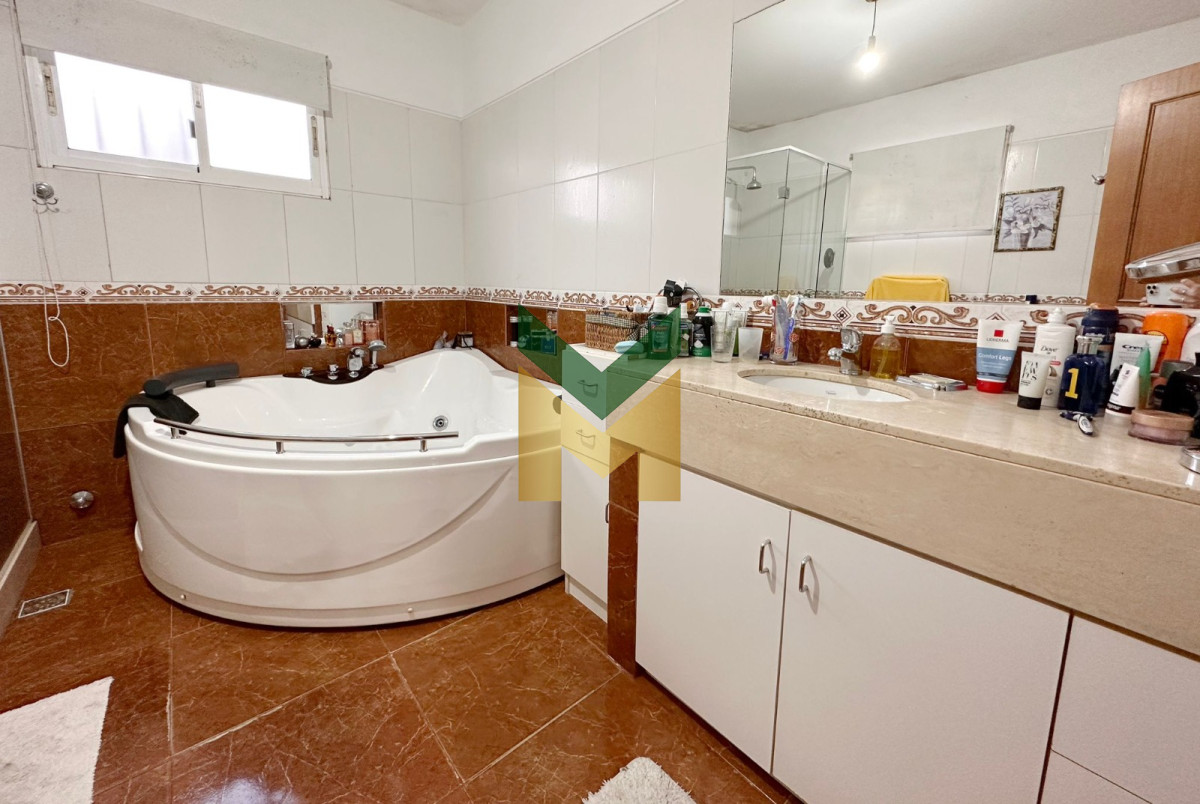 Casa ID.5877 - Casa en venta Playa Mansa - 4 dormitorios 