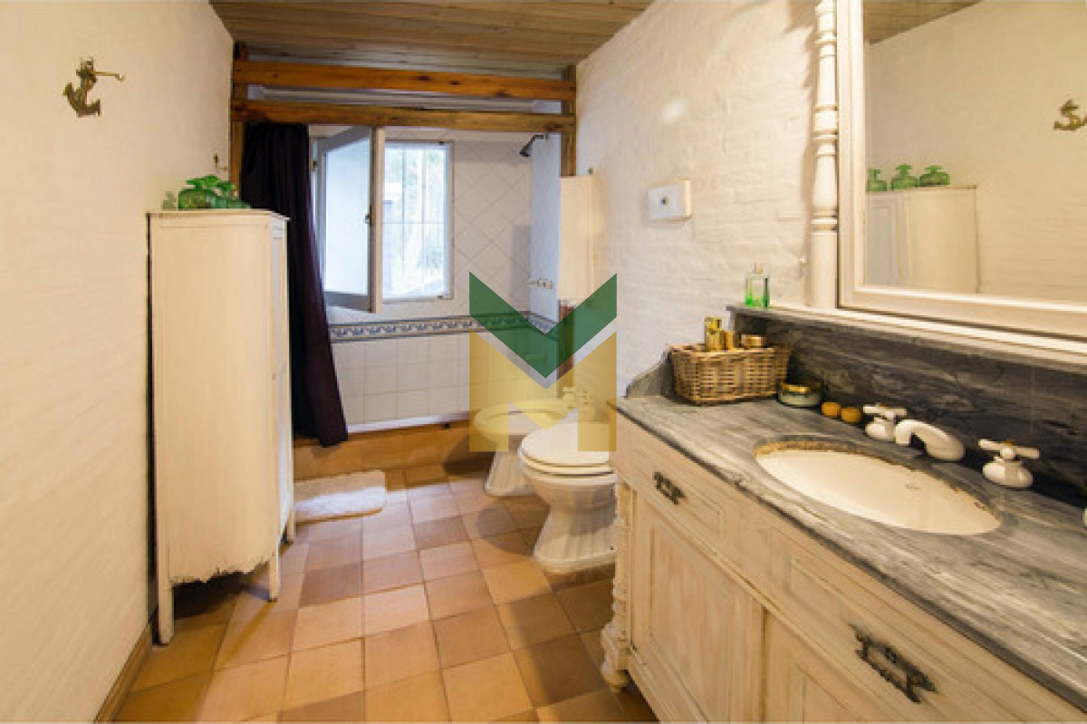 Casa ID.6830 - Hermosa Casa Con Piscina Climatizada, Enorme Jardín, De 5 Dormitorios, 2 En Suite, 2 En Semi Suite Y Dorm. De Serv. Completo, Cocina Definida Y Parrillero Integrado.