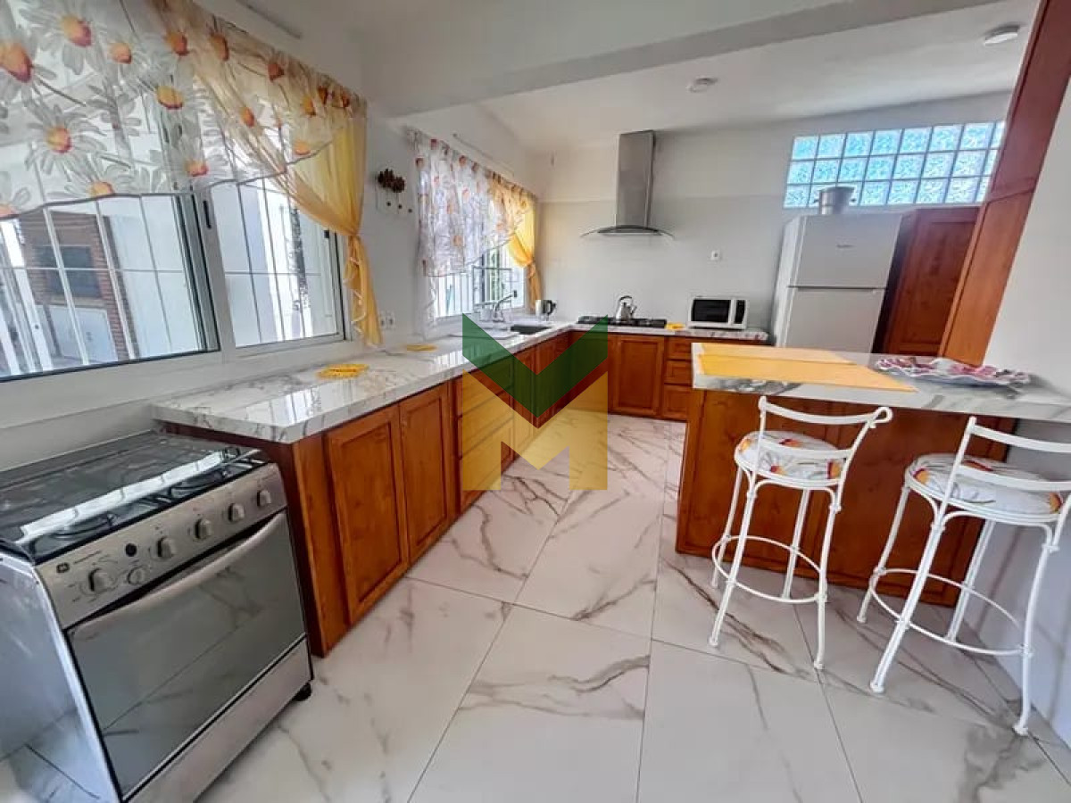 Casa ID.74 - Casa en alquiler de verano, Pinares a 2 cuadras del mar.