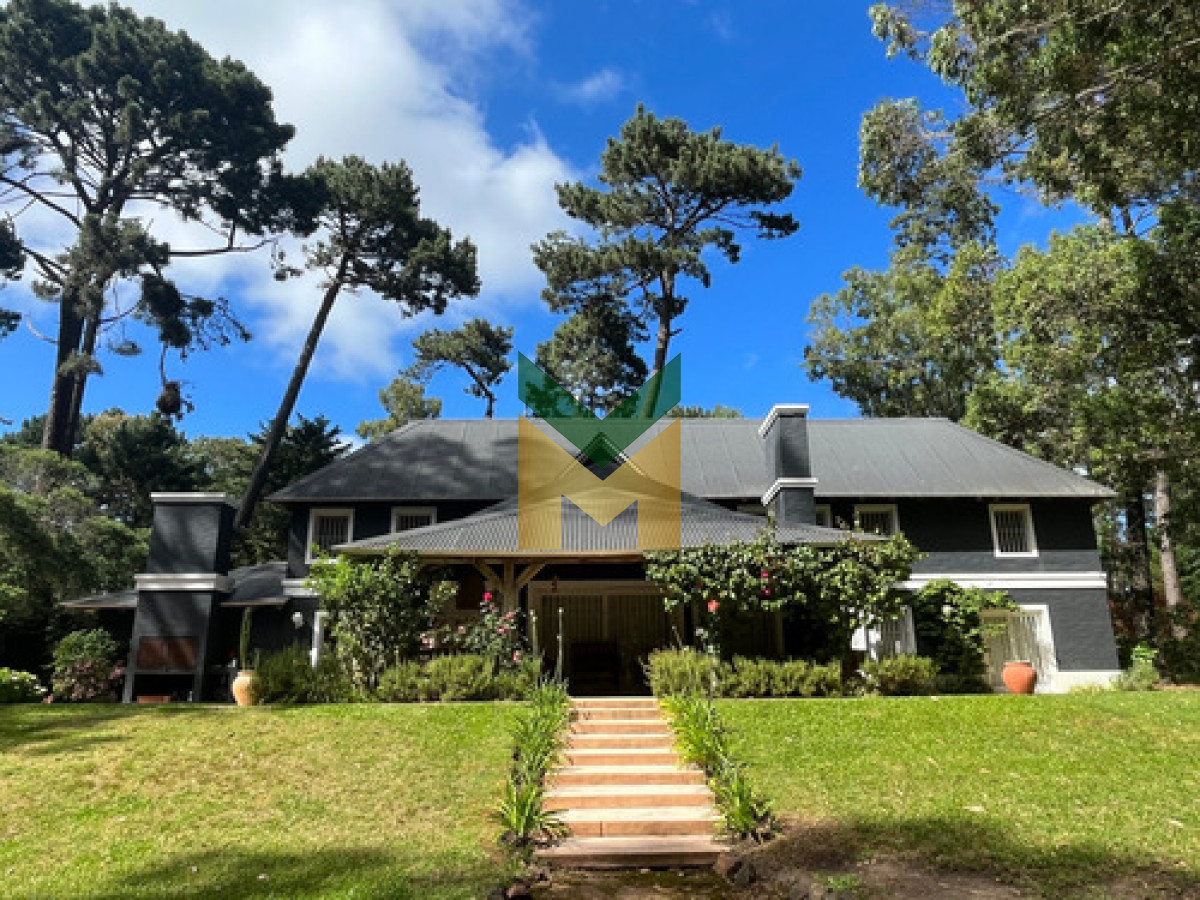 Casa ID.6830 - Hermosa Casa Con Piscina Climatizada, Enorme Jardín, De 5 Dormitorios, 2 En Suite, 2 En Semi Suite Y Dorm. De Serv. Completo, Cocina Definida Y Parrillero Integrado.