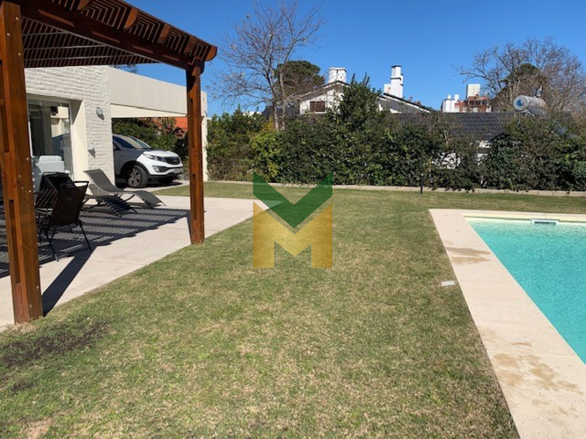 Casa ID.942 - Casa en Alquiler de temporada, Playa Mansa, Punta del Este a 1 cuadra del mar.