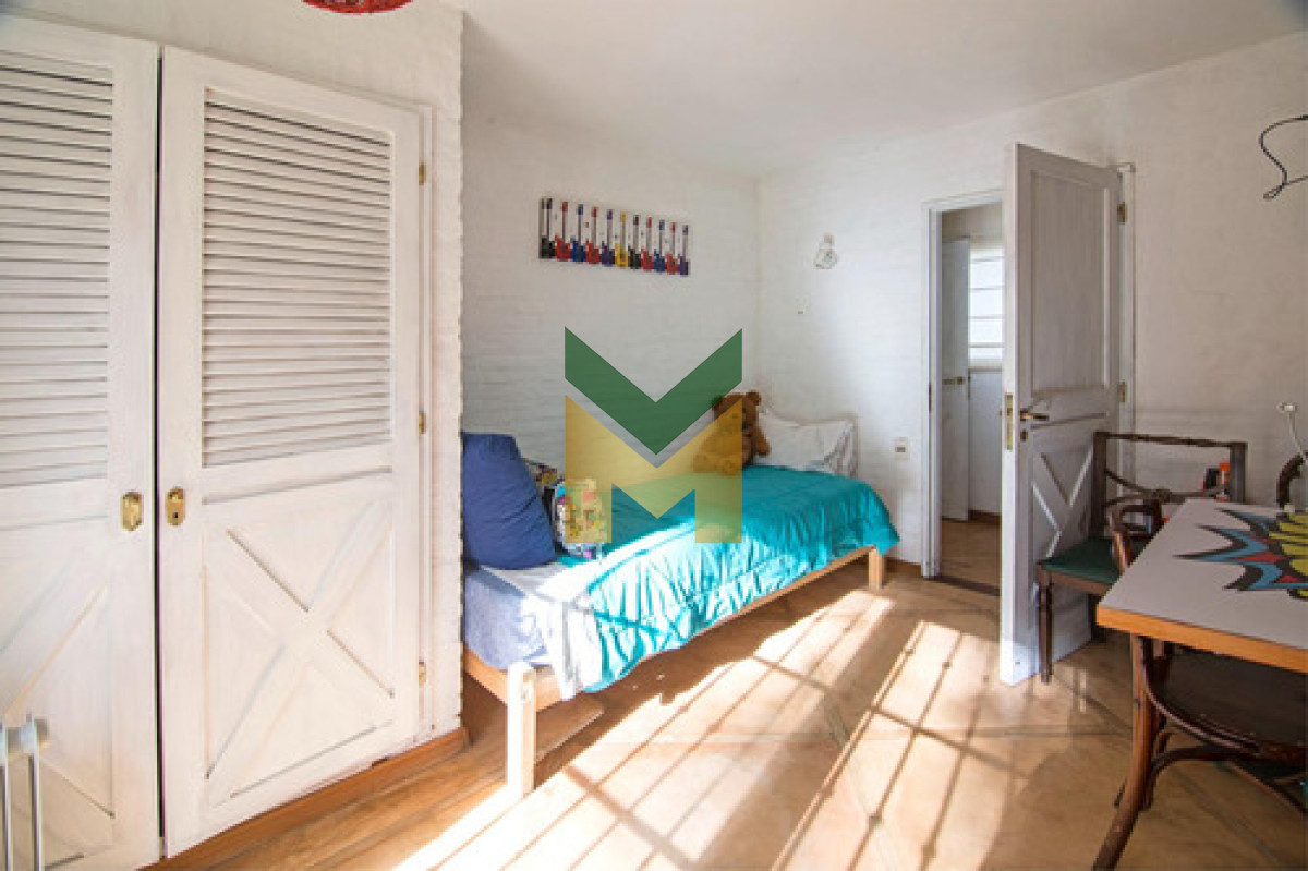 Casa ID.6830 - Hermosa Casa Con Piscina Climatizada, Enorme Jardín, De 5 Dormitorios, 2 En Suite, 2 En Semi Suite Y Dorm. De Serv. Completo, Cocina Definida Y Parrillero Integrado.