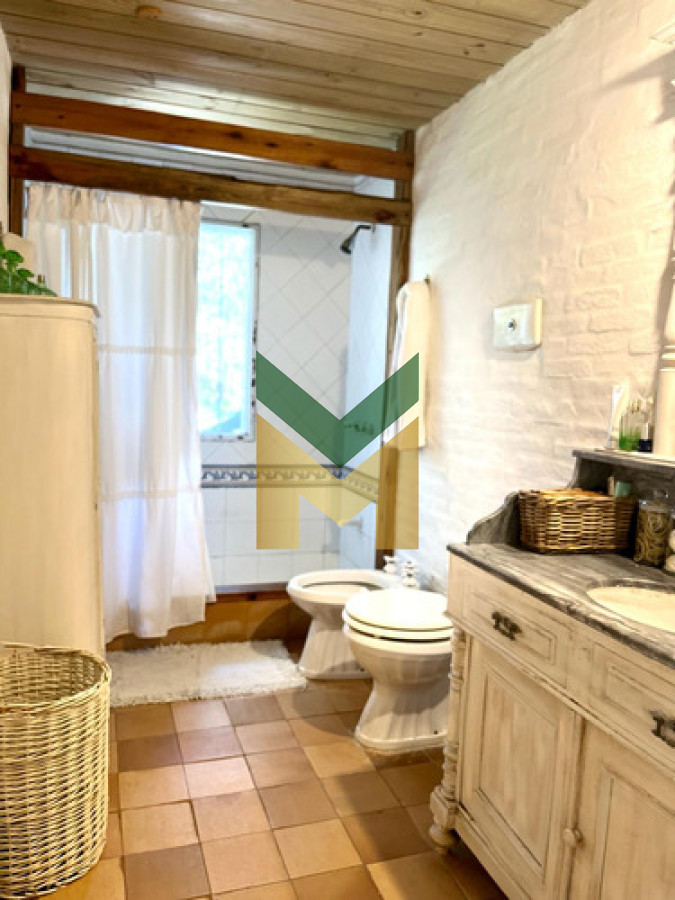 Casa ID.6830 - Hermosa Casa Con Piscina Climatizada, Enorme Jardín, De 5 Dormitorios, 2 En Suite, 2 En Semi Suite Y Dorm. De Serv. Completo, Cocina Definida Y Parrillero Integrado.