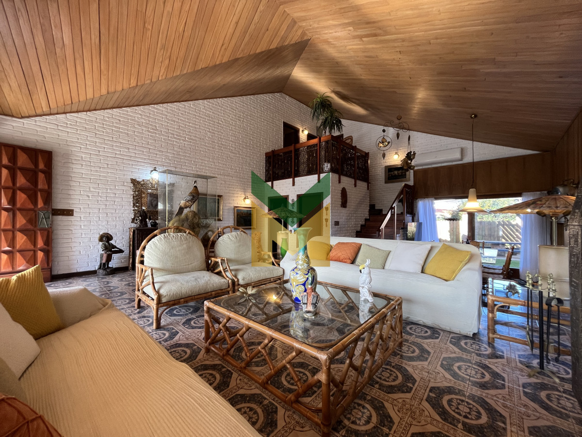 Casa ID.6634 - Casa en venta - 5 dormitorios Playa Mansa próximo al mar.