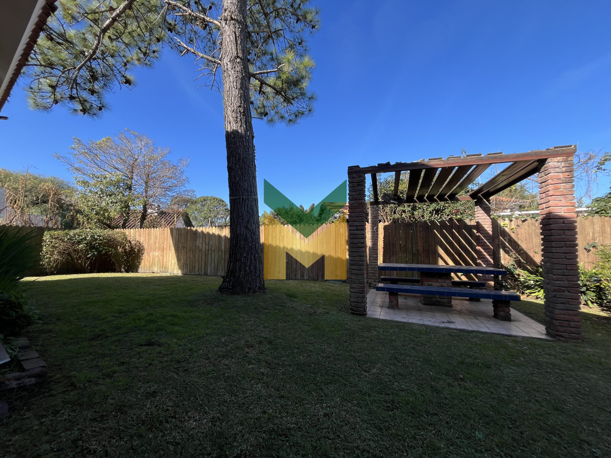 Casa ID.6634 - Casa en venta - 5 dormitorios Playa Mansa próximo al mar.