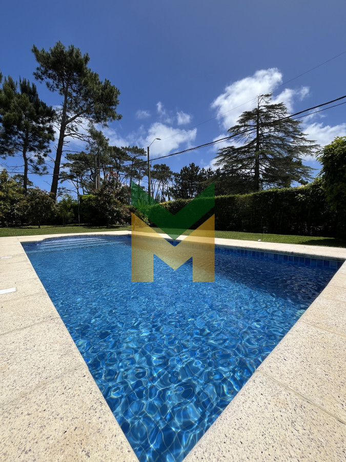 Casa ID.6961 - Casa de 4 dormitorios - Playa Mansa, Barbacoa, Piscina Climatizada.