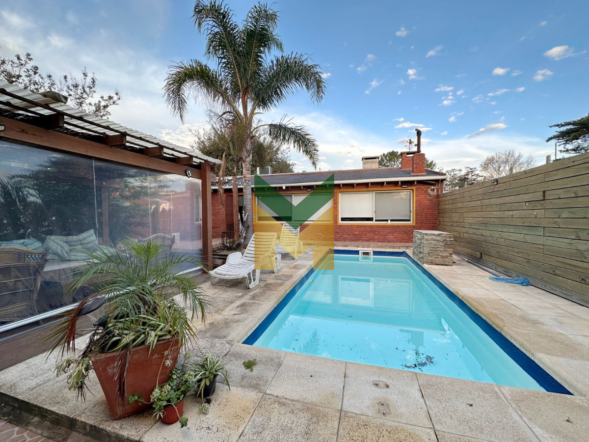Casa ID.5877 - Casa en venta Playa Mansa - 4 dormitorios 