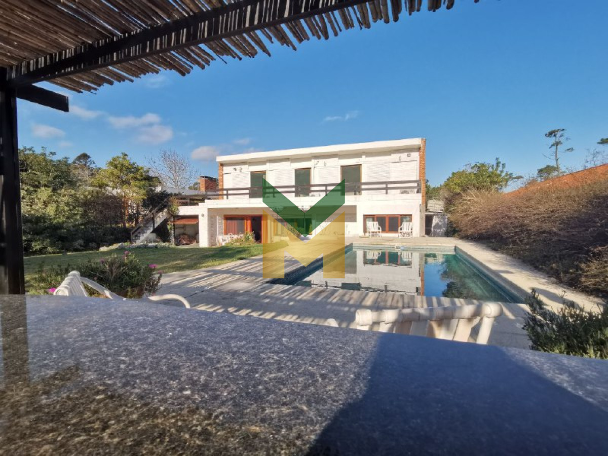 Casa ID.5910 - Casa en alquiler de verano - 4 dormitorios zona mansa a 1 cuadra del mar.