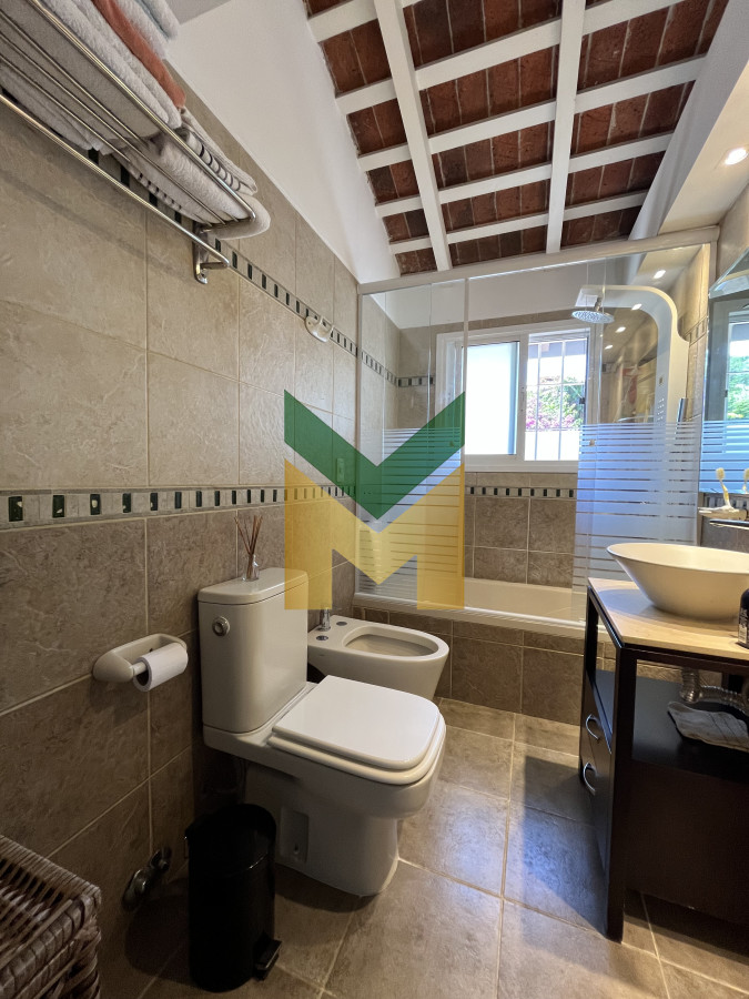 Casa ID.6961 - Casa de 4 dormitorios - Playa Mansa, Barbacoa, Piscina Climatizada.