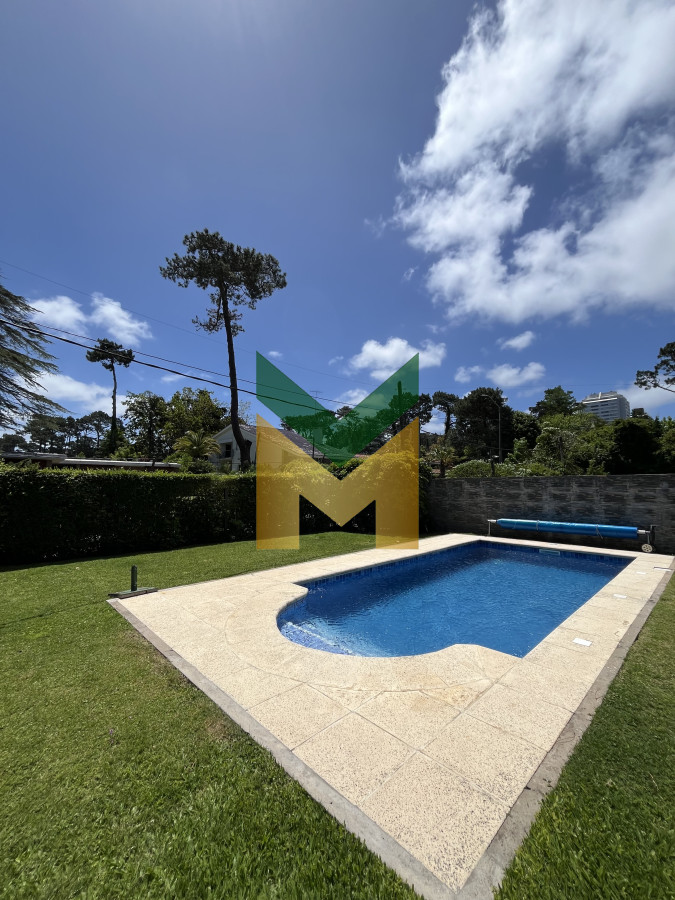 Casa ID.6961 - Casa de 4 dormitorios - Playa Mansa, Barbacoa, Piscina Climatizada.
