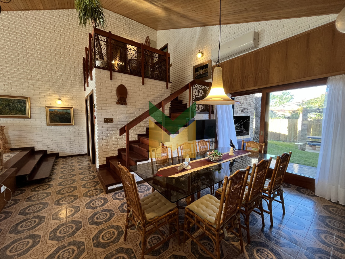 Casa ID.6634 - Casa en venta - 5 dormitorios Playa Mansa próximo al mar.