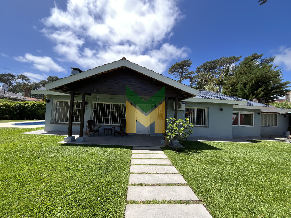 Casa ID.6961 - Casa de 4 dormitorios - Playa Mansa, Barbacoa, Piscina Climatizada.