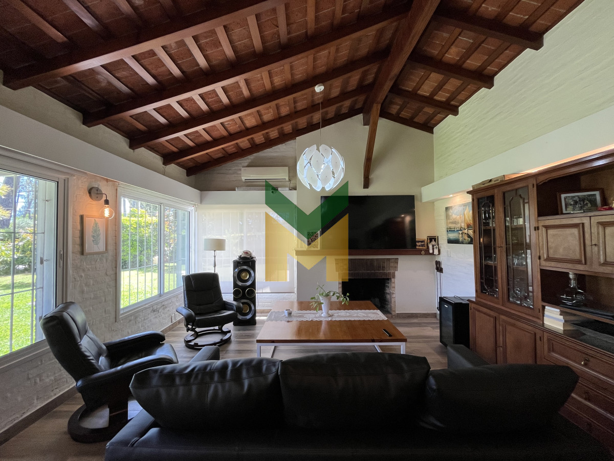 Casa ID.6961 - Casa de 4 dormitorios - Playa Mansa, Barbacoa, Piscina Climatizada.