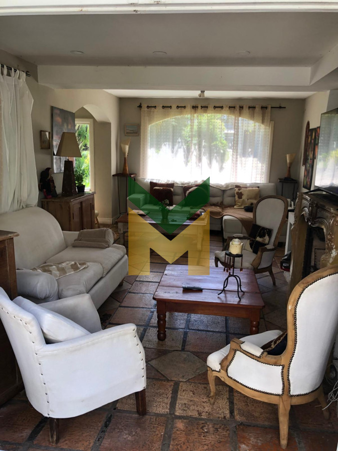 Casa ID.5820 - Casa en venta - Pinares 4 dormitorios + Dep completa.