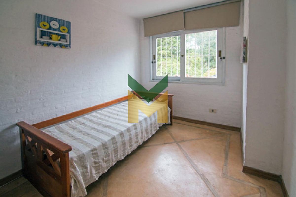 Casa ID.6830 - Hermosa Casa Con Piscina Climatizada, Enorme Jardín, De 5 Dormitorios, 2 En Suite, 2 En Semi Suite Y Dorm. De Serv. Completo, Cocina Definida Y Parrillero Integrado.