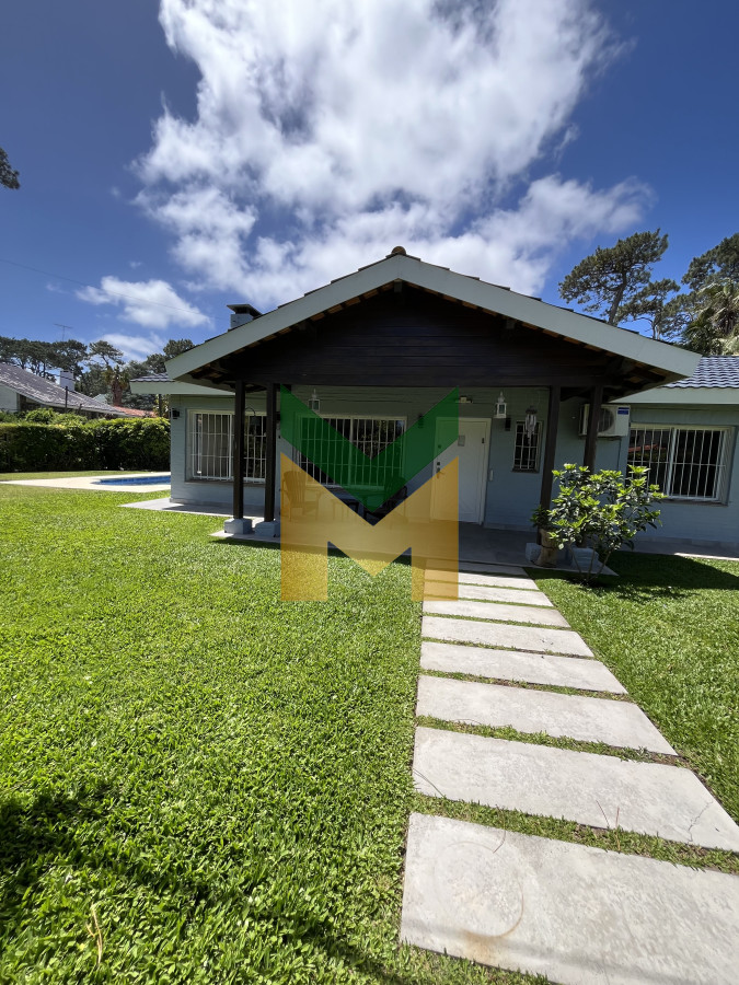 Casa ID.6961 - Casa de 4 dormitorios - Playa Mansa, Barbacoa, Piscina Climatizada.