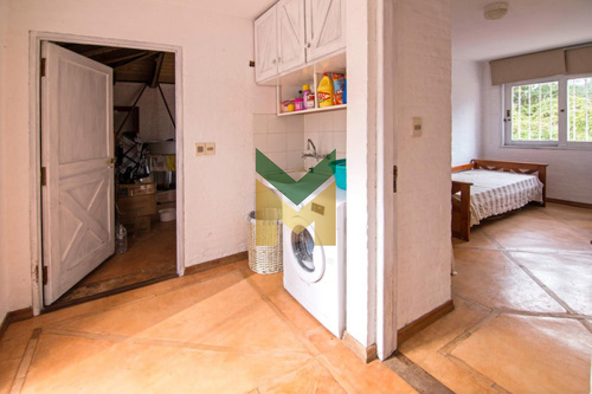 Casa ID.6830 - Hermosa Casa Con Piscina Climatizada, Enorme Jardín, De 5 Dormitorios, 2 En Suite, 2 En Semi Suite Y Dorm. De Serv. Completo, Cocina Definida Y Parrillero Integrado.