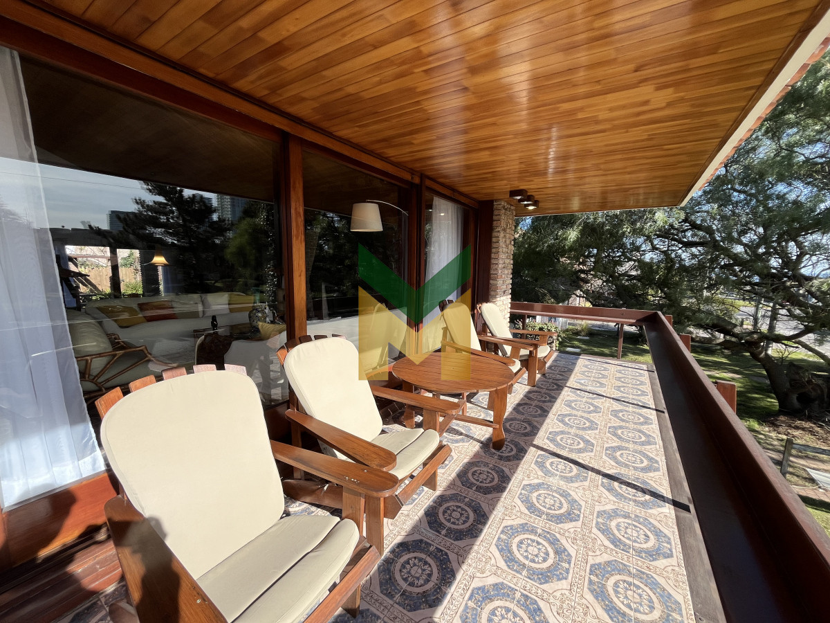 Casa ID.6634 - Casa en venta - 5 dormitorios Playa Mansa próximo al mar.