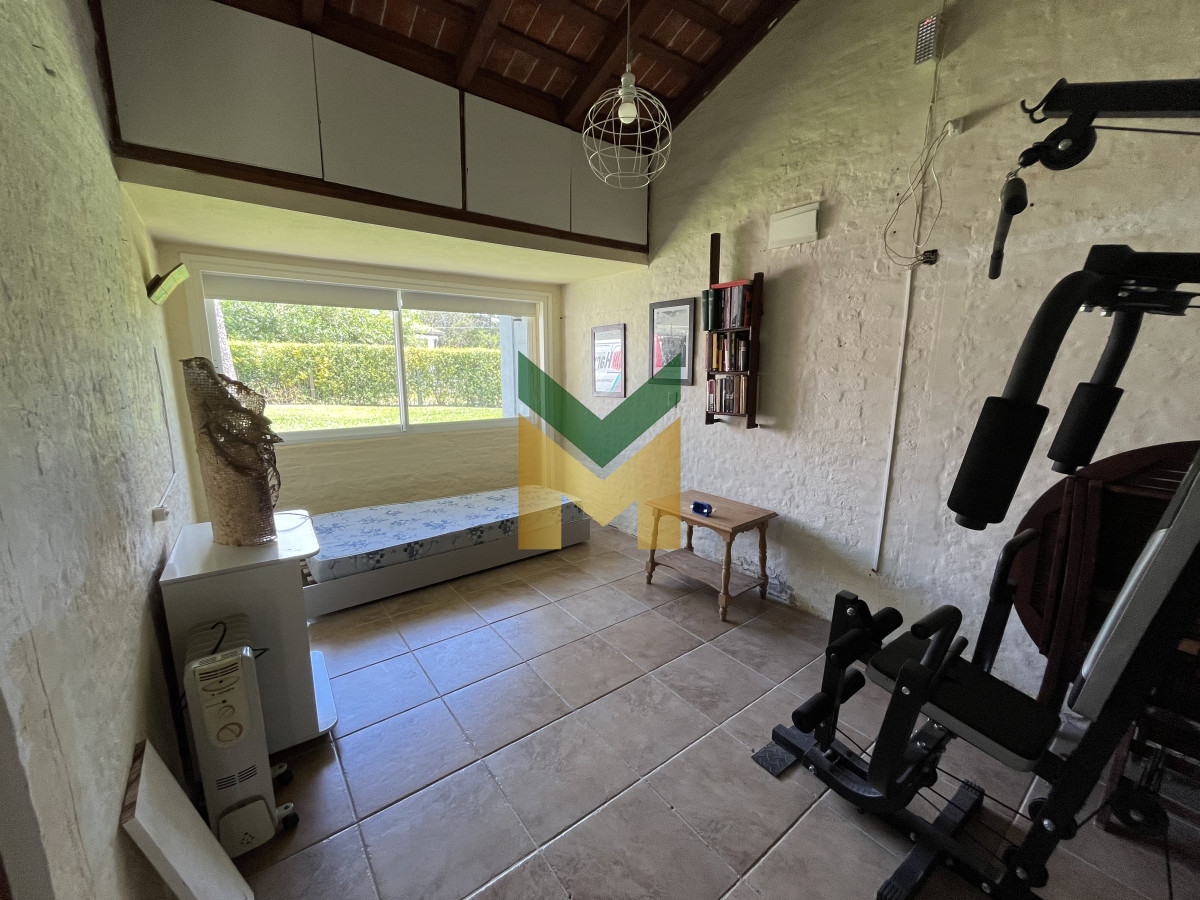 Casa ID.6961 - Casa de 4 dormitorios - Playa Mansa, Barbacoa, Piscina Climatizada.