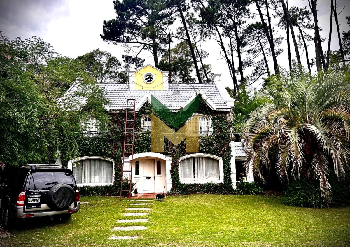 Casa ID.5820 - Casa en venta - Pinares 4 dormitorios + Dep completa.