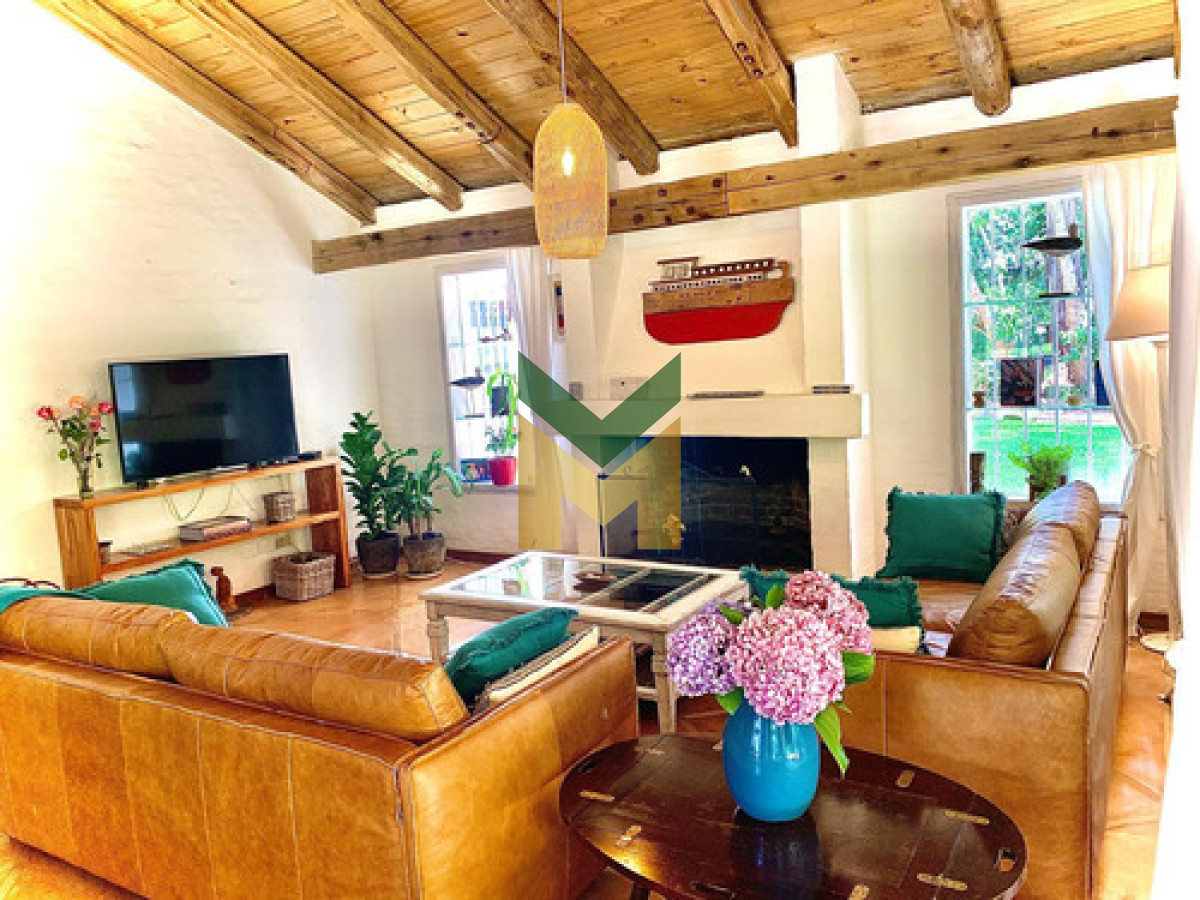 Casa ID.6830 - Hermosa Casa Con Piscina Climatizada, Enorme Jardín, De 5 Dormitorios, 2 En Suite, 2 En Semi Suite Y Dorm. De Serv. Completo, Cocina Definida Y Parrillero Integrado.