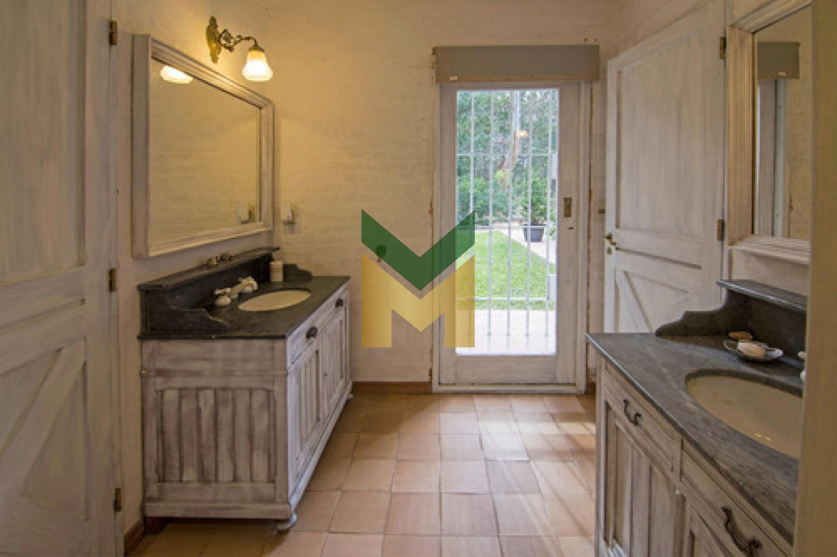 Casa ID.6830 - Hermosa Casa Con Piscina Climatizada, Enorme Jardín, De 5 Dormitorios, 2 En Suite, 2 En Semi Suite Y Dorm. De Serv. Completo, Cocina Definida Y Parrillero Integrado.