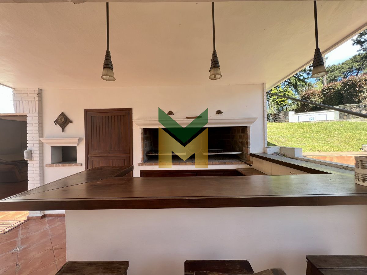 Casa ID.55 - Casa en alquiler anual 3 Dormitorios + Dependecia con baño.