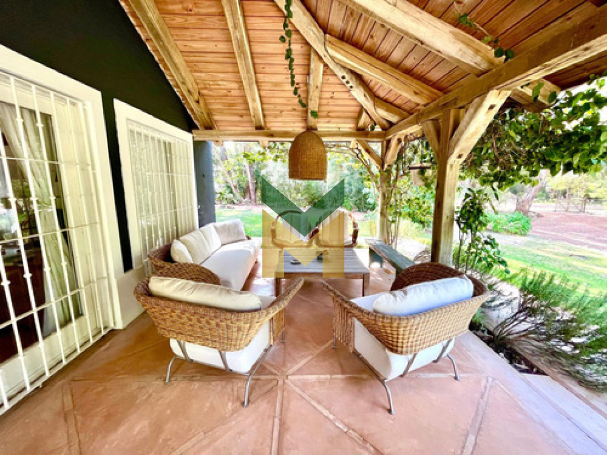 Casa ID.6830 - Hermosa Casa Con Piscina Climatizada, Enorme Jardín, De 5 Dormitorios, 2 En Suite, 2 En Semi Suite Y Dorm. De Serv. Completo, Cocina Definida Y Parrillero Integrado.