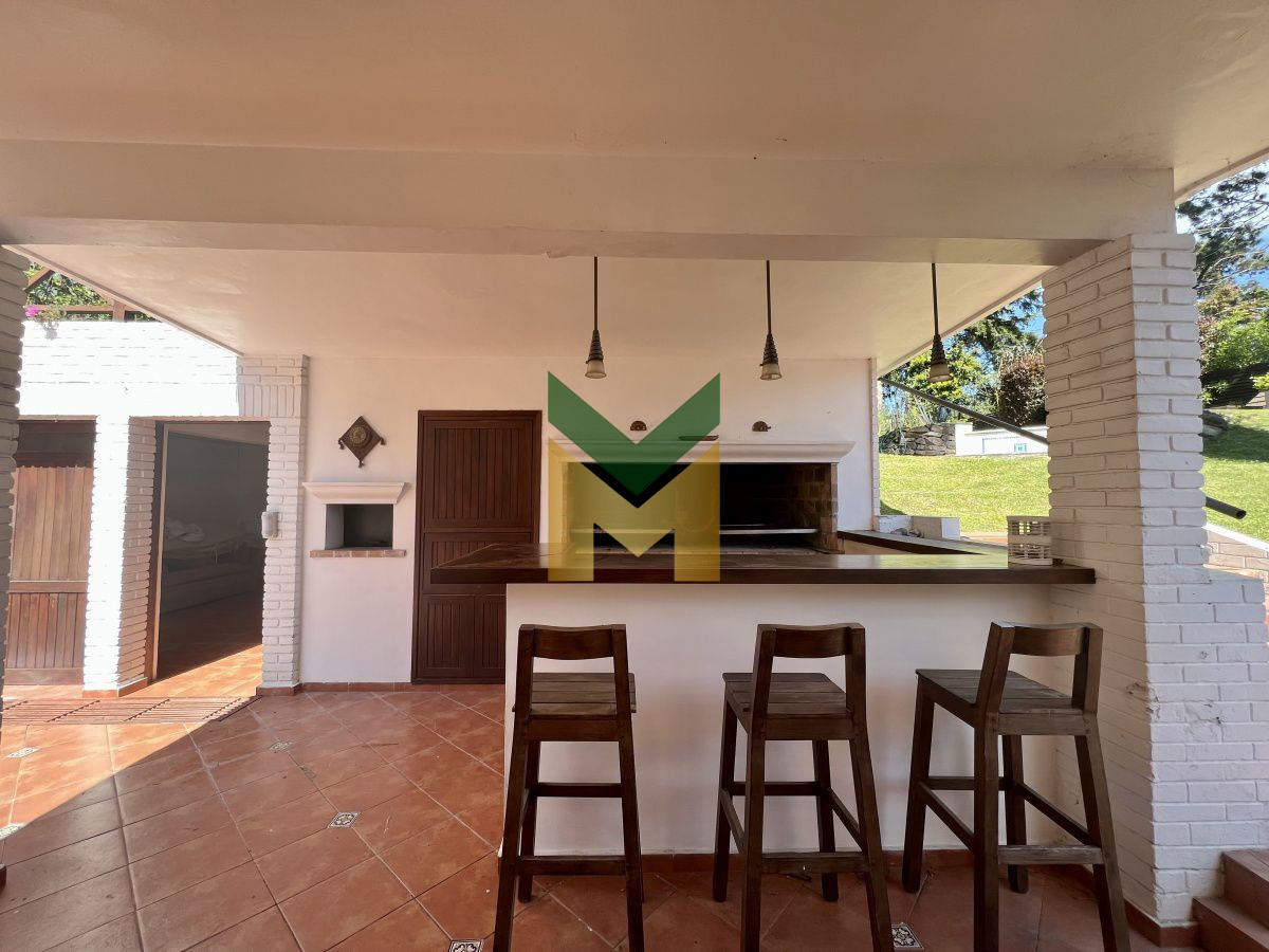 Casa ID.55 - Casa en alquiler anual 3 Dormitorios + Dependecia con baño.