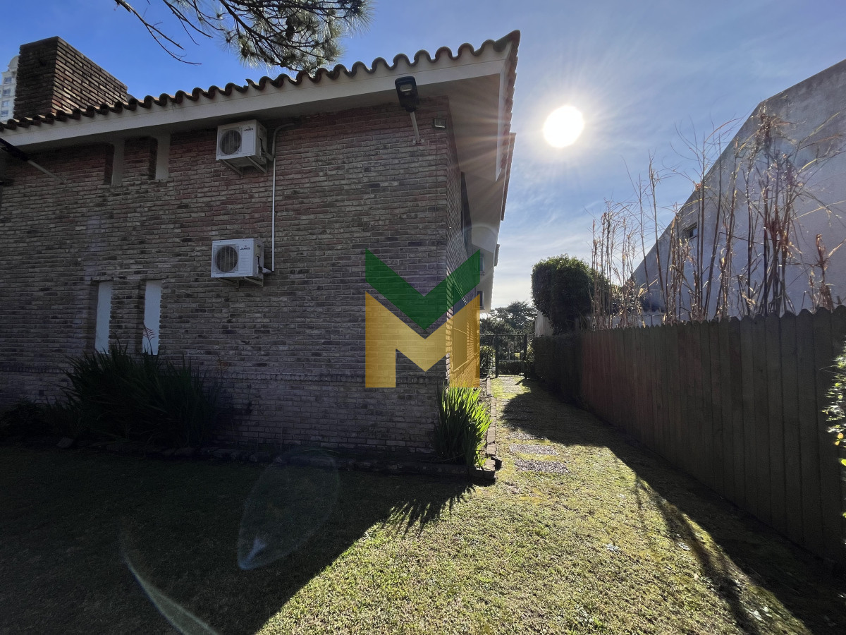 Casa ID.6634 - Casa en venta - 5 dormitorios Playa Mansa próximo al mar.