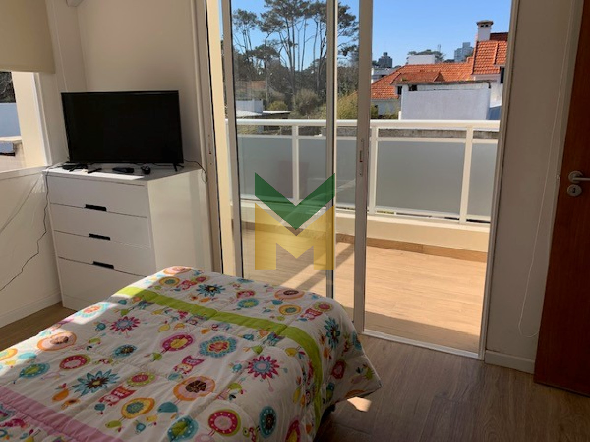 Casa ID.942 - Casa en Alquiler de temporada, Playa Mansa, Punta del Este a 1 cuadra del mar.