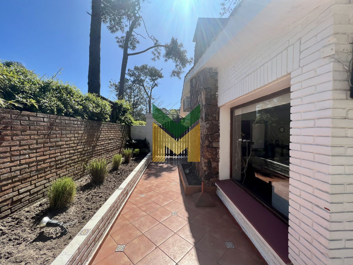 Casa ID.55 - Casa en alquiler anual 3 Dormitorios + Dependecia con baño.