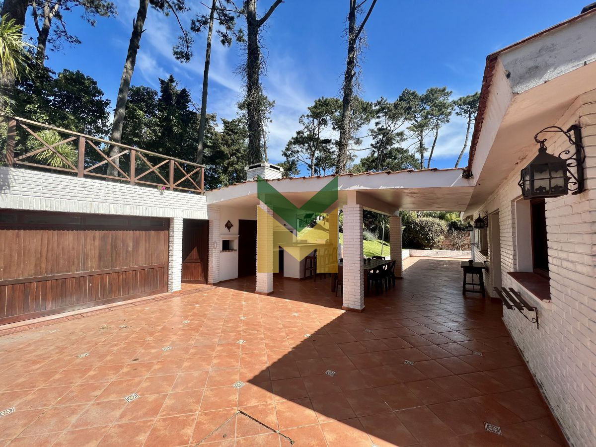 Casa ID.55 - Casa en alquiler anual 3 Dormitorios + Dependecia con baño.