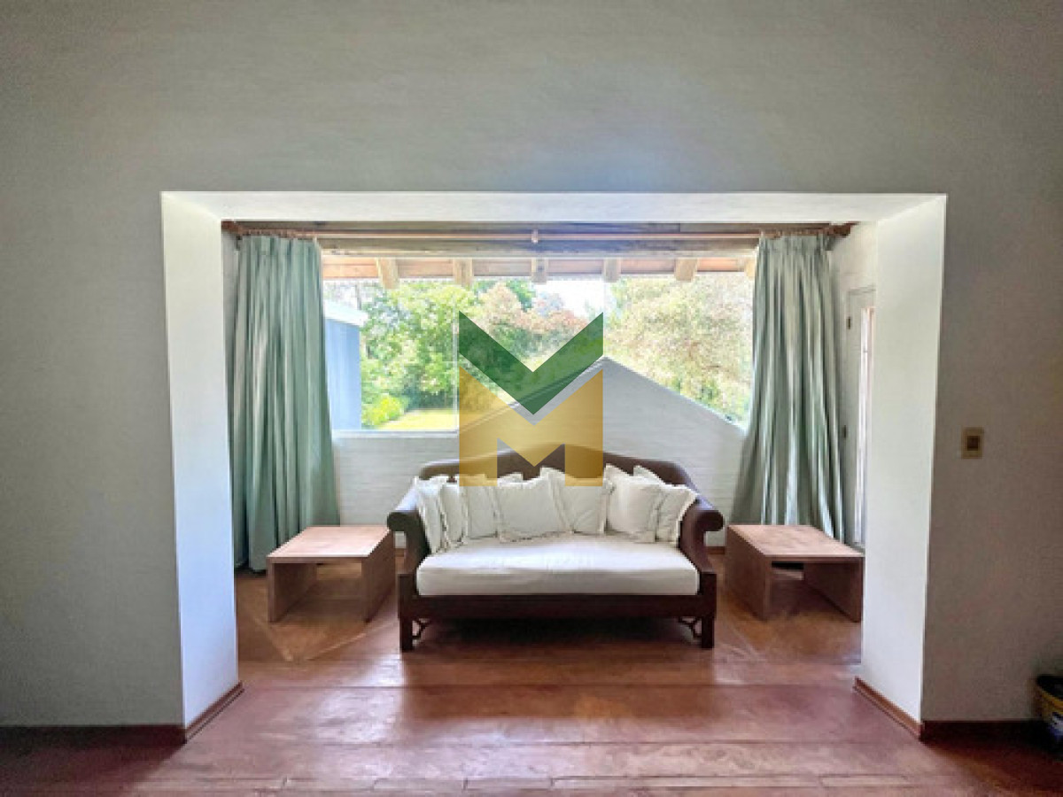 Casa ID.6830 - Hermosa Casa Con Piscina Climatizada, Enorme Jardín, De 5 Dormitorios, 2 En Suite, 2 En Semi Suite Y Dorm. De Serv. Completo, Cocina Definida Y Parrillero Integrado.