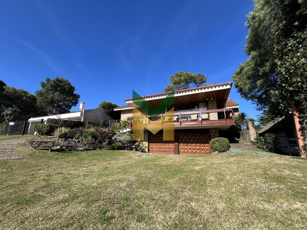 Casa ID.6634 - Casa en venta - 5 dormitorios Playa Mansa próximo al mar.
