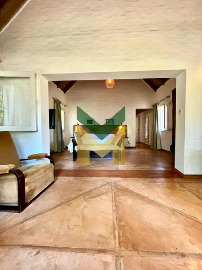 Casa ID.6830 - Hermosa Casa Con Piscina Climatizada, Enorme Jardín, De 5 Dormitorios, 2 En Suite, 2 En Semi Suite Y Dorm. De Serv. Completo, Cocina Definida Y Parrillero Integrado.