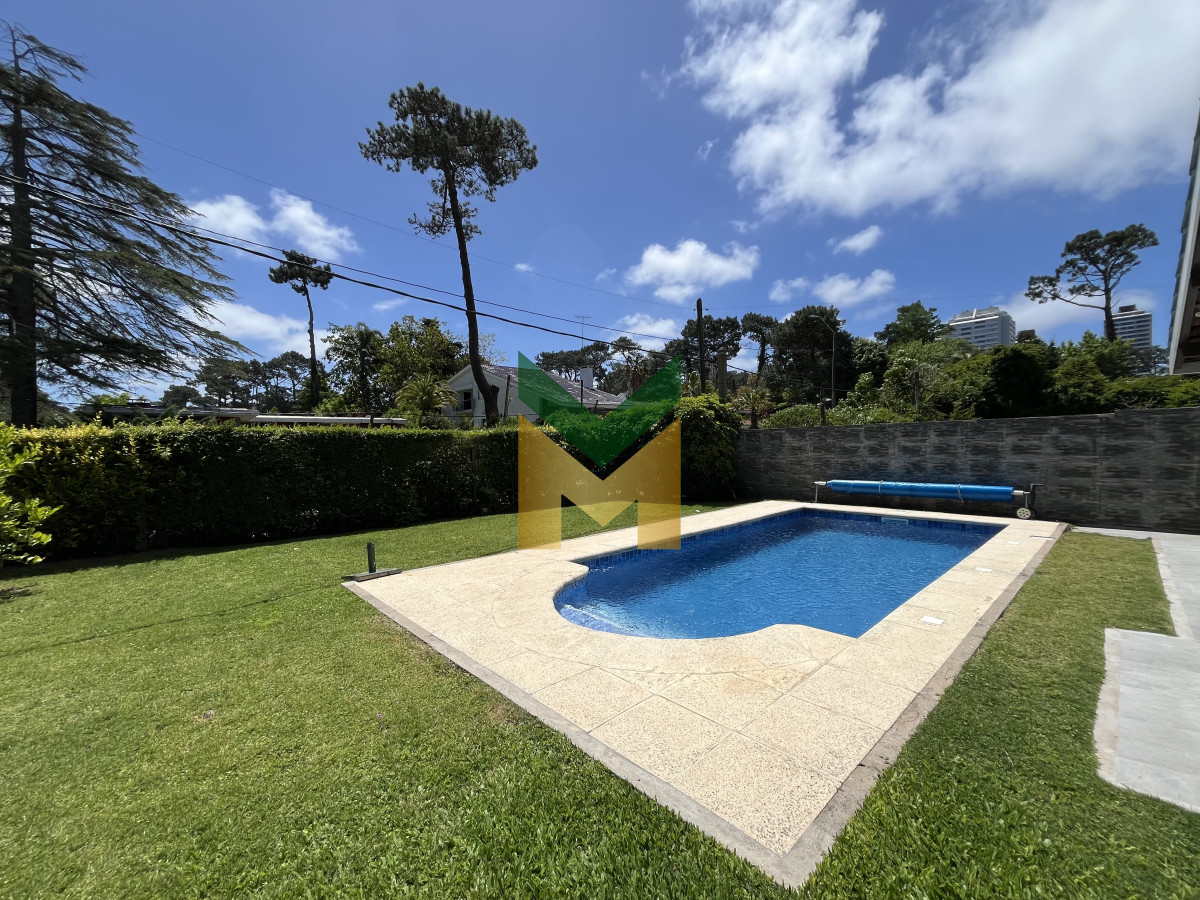 Casa ID.6961 - Casa de 4 dormitorios - Playa Mansa, Barbacoa, Piscina Climatizada.