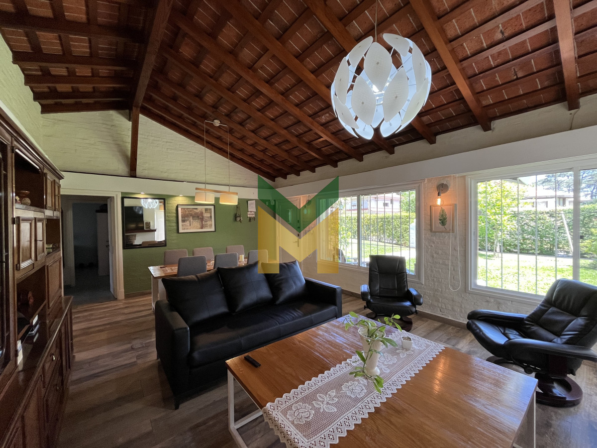 Casa ID.6961 - Casa de 4 dormitorios - Playa Mansa, Barbacoa, Piscina Climatizada.