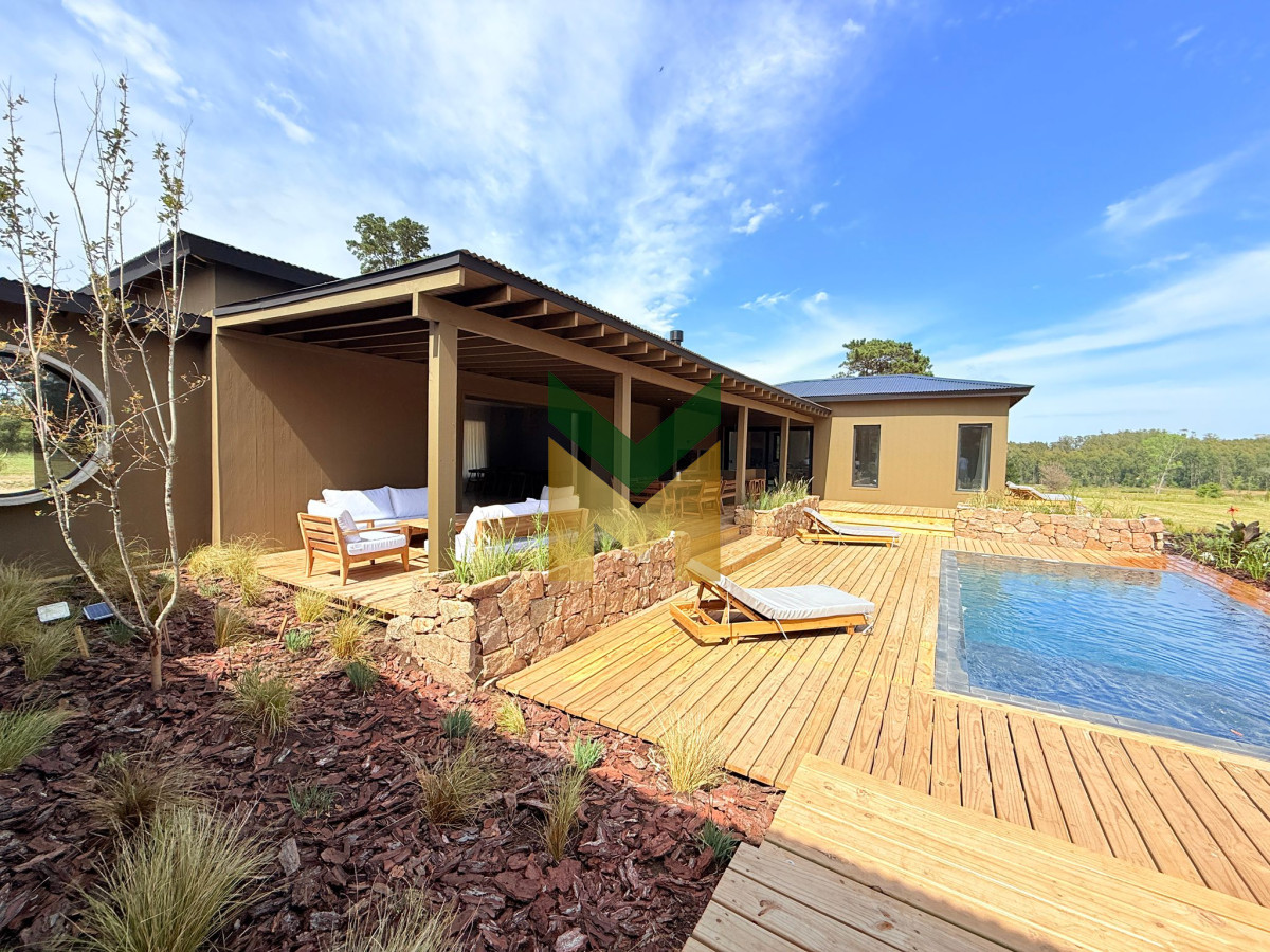 Casa ID.7035 - Casa en venta y alquiler - Barrio Privado La Barra