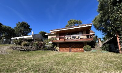 Casa en venta - 5 dormitorios Playa Mansa próximo al mar.